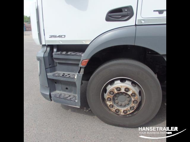 Mercedes-Benz Actros 2540 Arriving